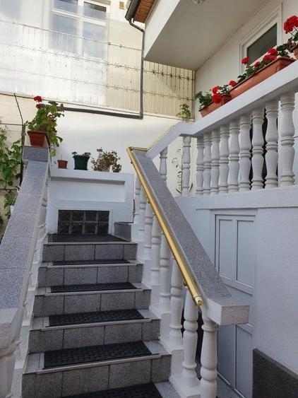Casă individuală cu 7 camere cu Canalizare în Cotroceni