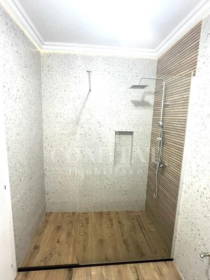 Apartament cu 3 camere semidecomandat în Florești