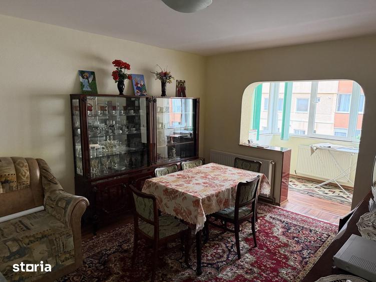 Apartament cu 3 camere decomandat în Astra