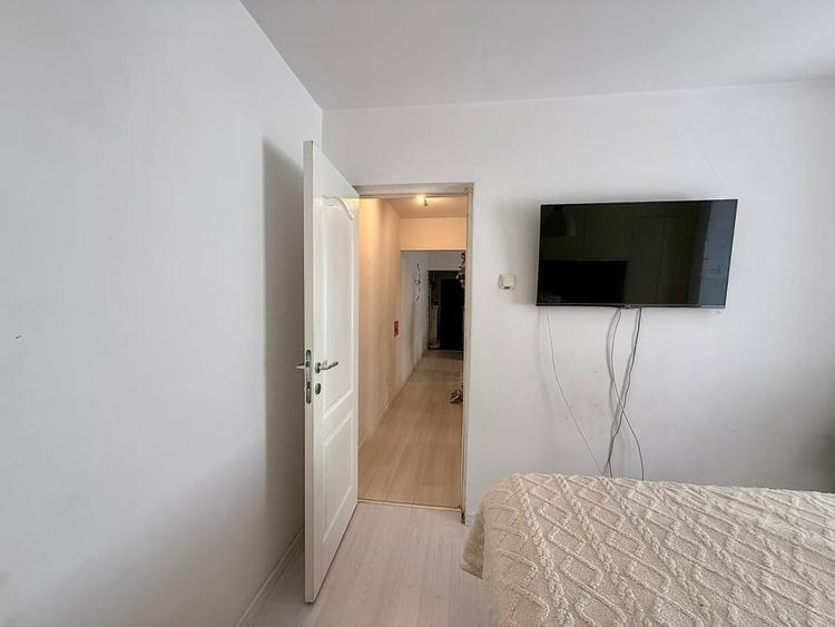 Apartament cu 3 camere semidecomandat, mobilat în Craiovița Nouă