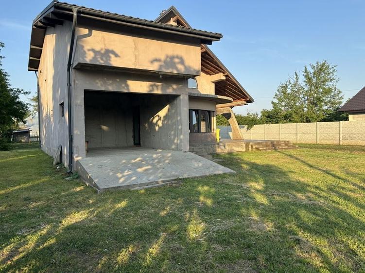 Casă cu 4 camere cu Teren 1600 Mp în Ciochina
