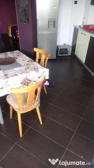 Apartament cu 3 camere semidecomandat în Obor