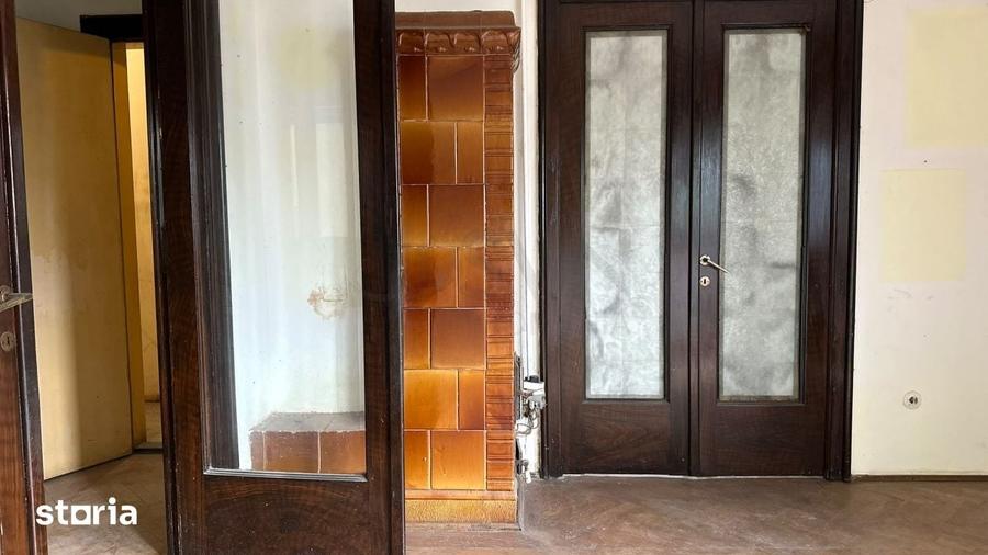 Casă cu 8 camere cu Teren 100 Mp în Centrul Civic