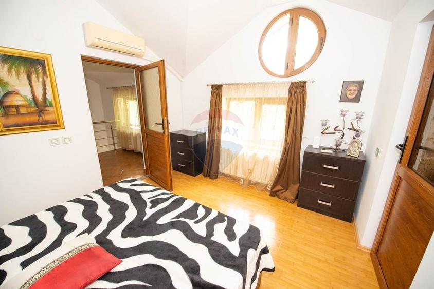Casă individuală cu 4 camere cu Teren 1596 Mp în Prunaru