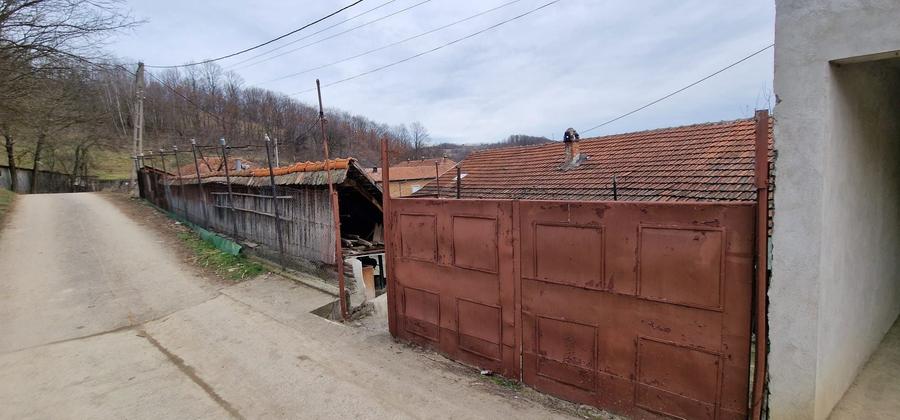 Casă cu 3 camere în Cornuțel