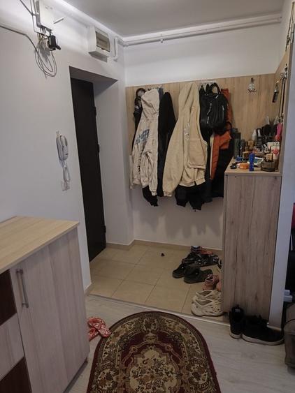 Apartament cu 3 camere semidecomandat în Cățelu