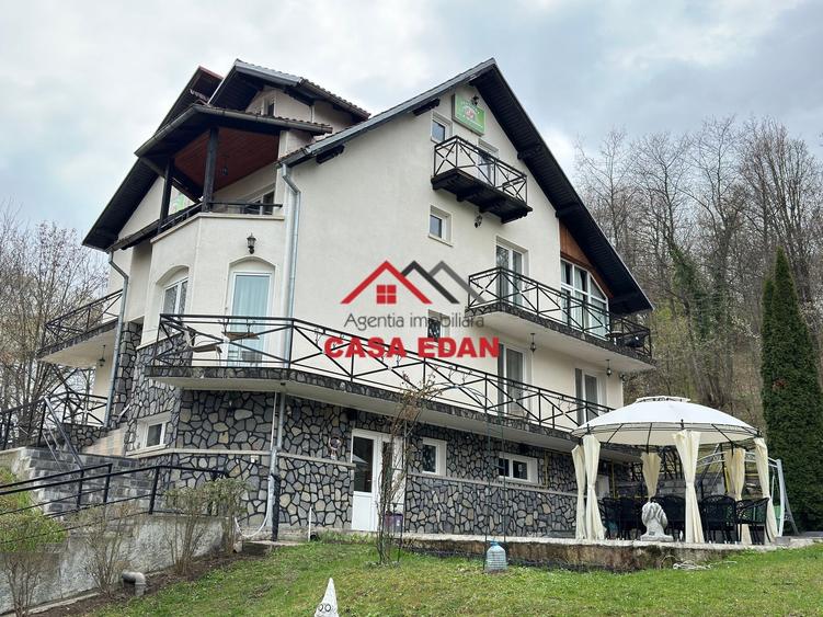 Casă individuală cu 12 camere cu Teren 13489 Mp în Breaza