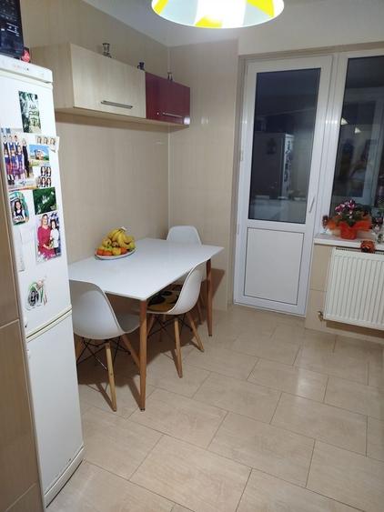 Apartament cu 3 camere decomandat în Piața Centrală
