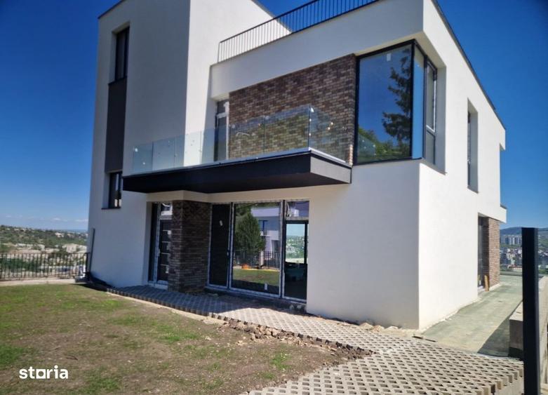 Casă cu 4 camere în Central