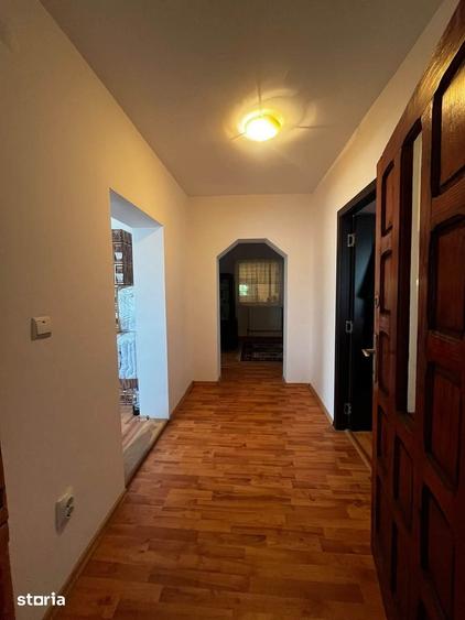 Casă cu 5 camere cu Teren 500 Mp în Priseaca