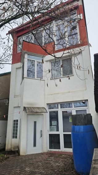 Apartament cu 3 camere semidecomandat, mobilat în 1 Mai