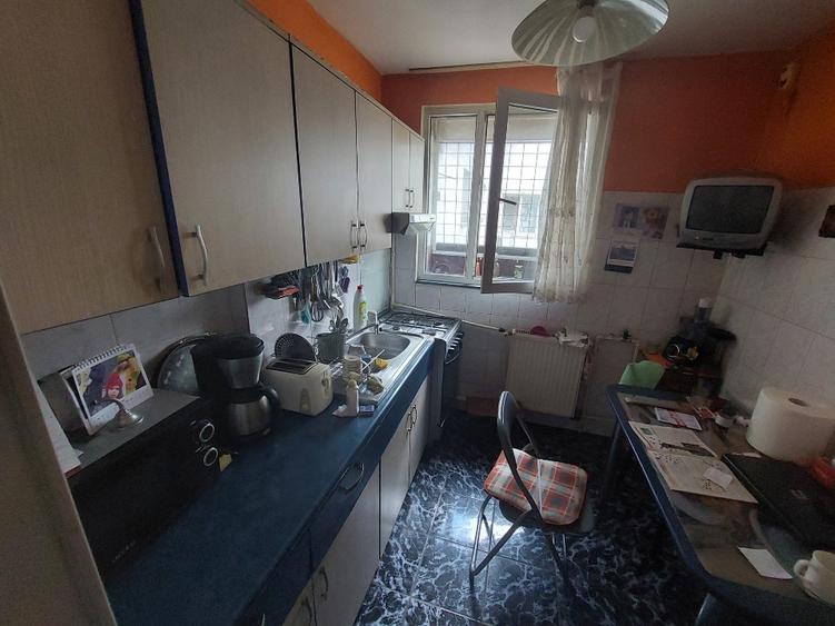 Apartament cu 3 camere semidecomandat în Iancului