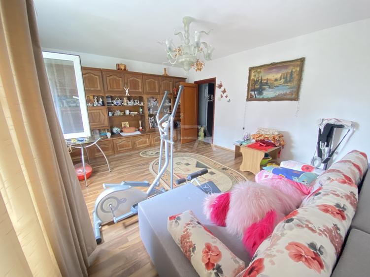 Apartament cu 4 camere decomandat, mobilat în Sebastian