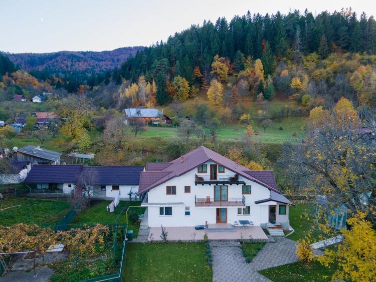Casă individuală cu 8 camere cu Teren 1318 Mp în Central
