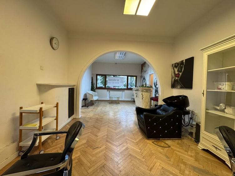 Apartament cu 3 camere semidecomandat în Victoriei