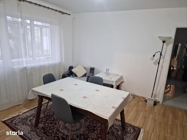 Apartament cu 3 camere semidecomandat în Central