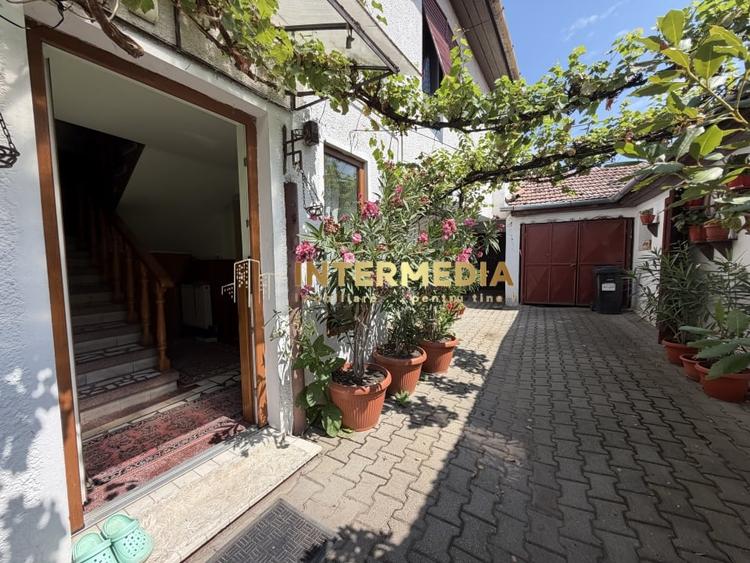 Casă individuală cu 6 camere cu Canalizare în Central
