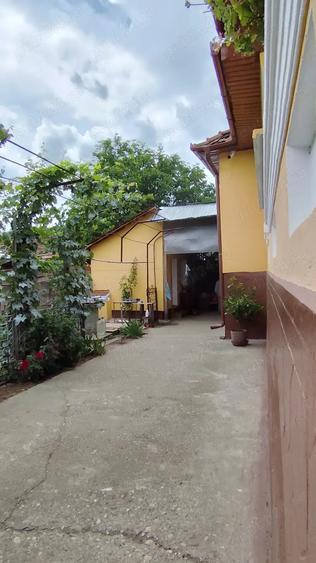 Casă cu 5 camere cu Teren 1000 Mp în Scundu