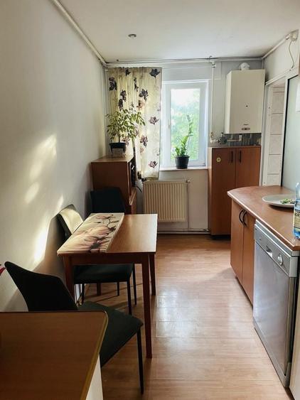 Apartament cu 3 camere decomandat în Craiter