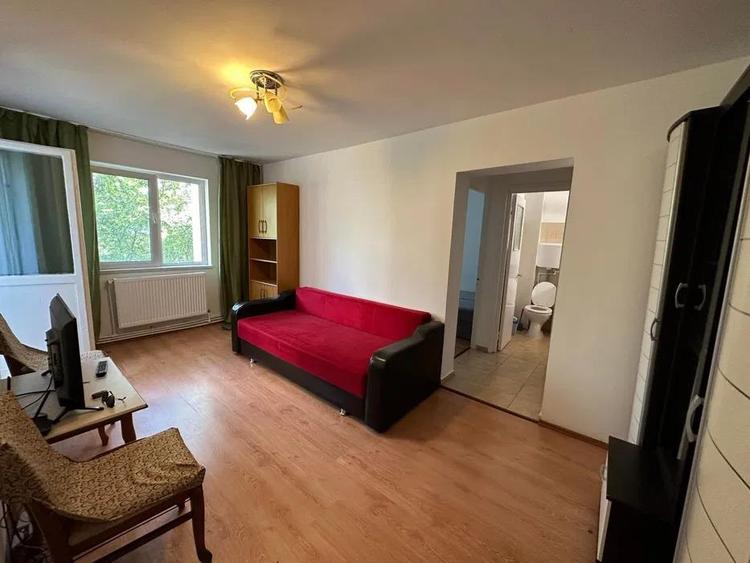 Apartament cu 2 camere semidecomandat, mobilat în Podu Roș