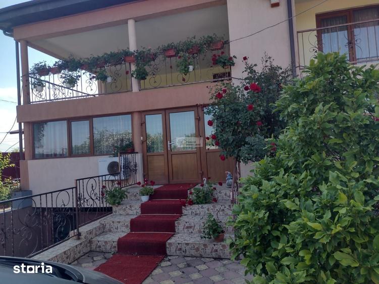 Casă cu 8 camere cu Teren 1000 Mp în Garoafa