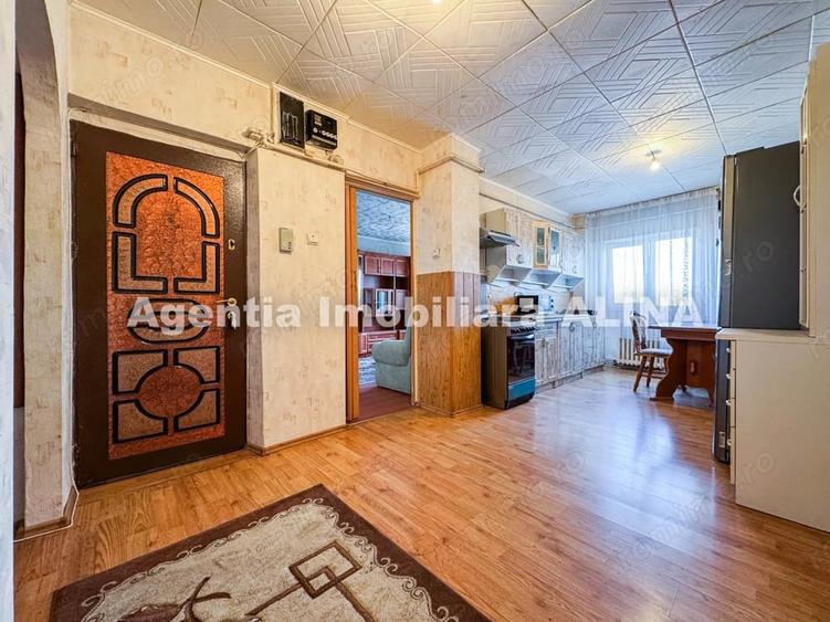 Apartament cu 3 camere decomandat în Astoria