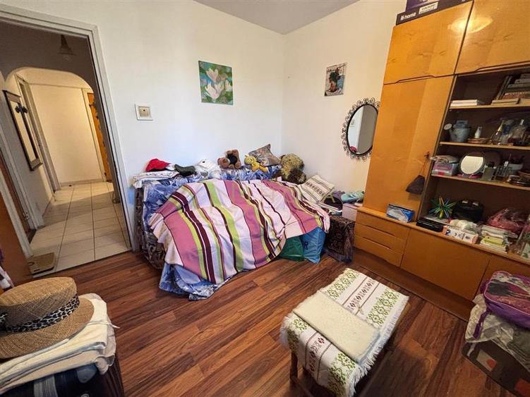 Apartament cu 3 camere decomandat, mobilat în Valea Ialomiței