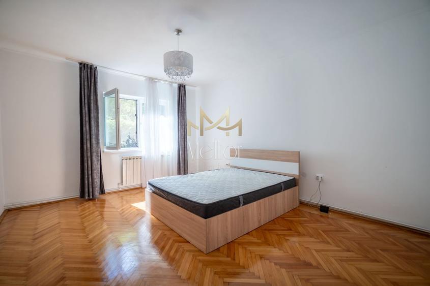 Apartament cu 4 camere decomandat în Andrei Mureșanu