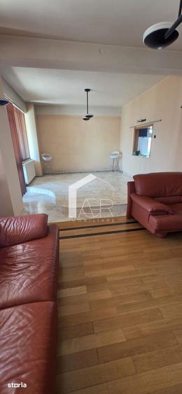 Apartament cu 4 camere decomandat în Democrației