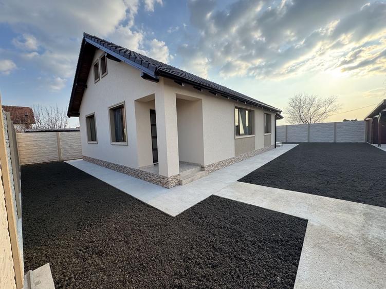 Casă individuală cu 3 camere cu Canalizare în Sânmihaiu Român