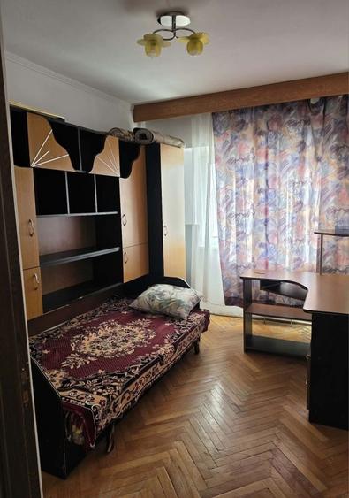 Apartament cu 3 camere semidecomandat în Traian