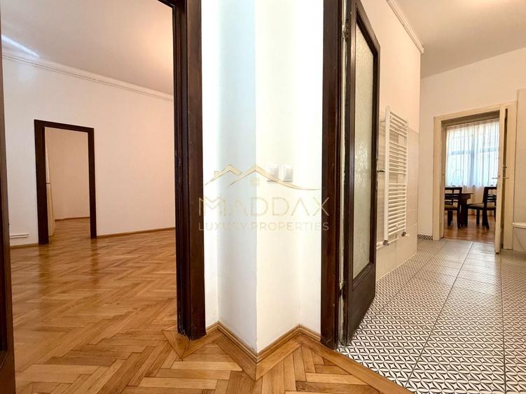 Birou, de 143.61000061035 mp, în Polonă