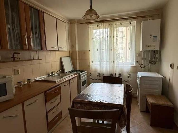 Apartament cu 3 camere decomandat în Gemenii