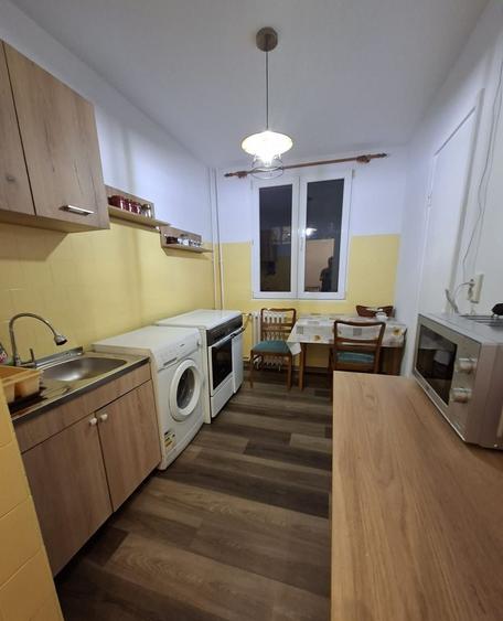 Apartament cu 3 camere semidecomandat în Drumul Taberei
