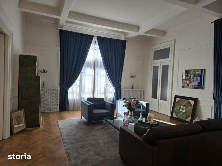 Casă cu 8 camere cu Teren 835 Mp în Central