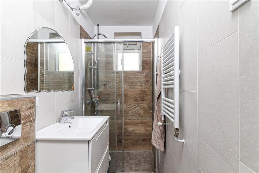 Apartament cu 3 camere semidecomandat, mobilat în Gheorgheni
