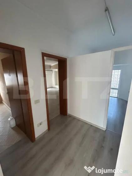 Apartament cu 5 camere semidecomandat în Dumbrăvița