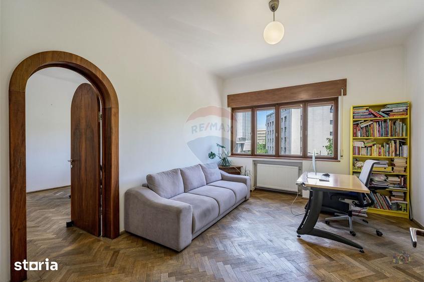 Apartament cu 5 camere în Romană