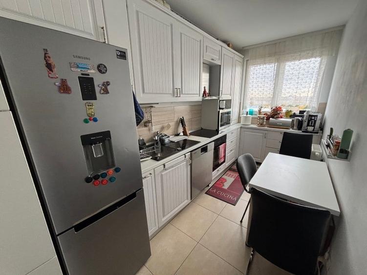 Apartament cu 3 camere semidecomandat, mobilat în Lipovei