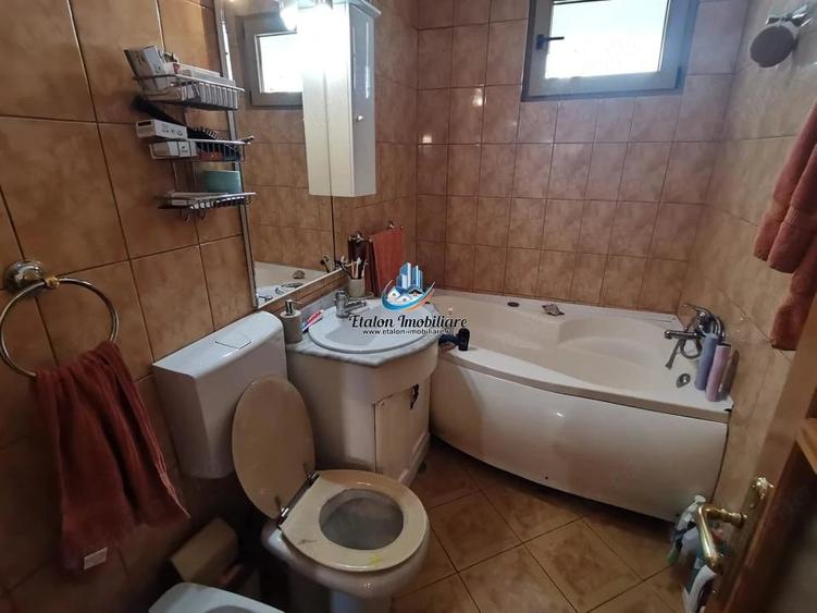 Apartament cu 3 camere decomandat în Calea Romanului