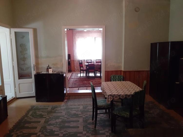 Casă cu 5 camere cu Teren 1968 Mp în Central