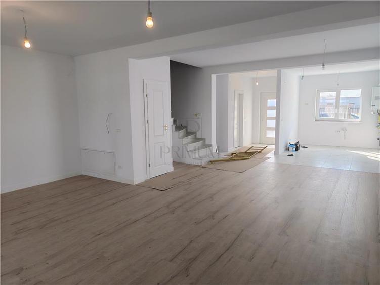Duplex cu 4 camere cu Canalizare în Moșnița Nouă