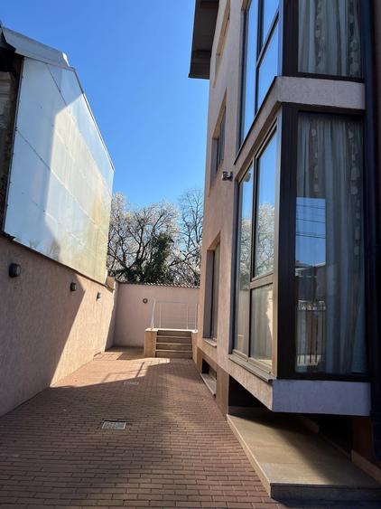 Casă individuală cu 8 camere cu Teren 226 Mp în Central