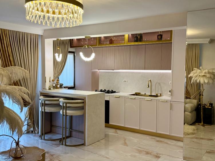 Apartament cu 4 camere decomandat în Șcheia