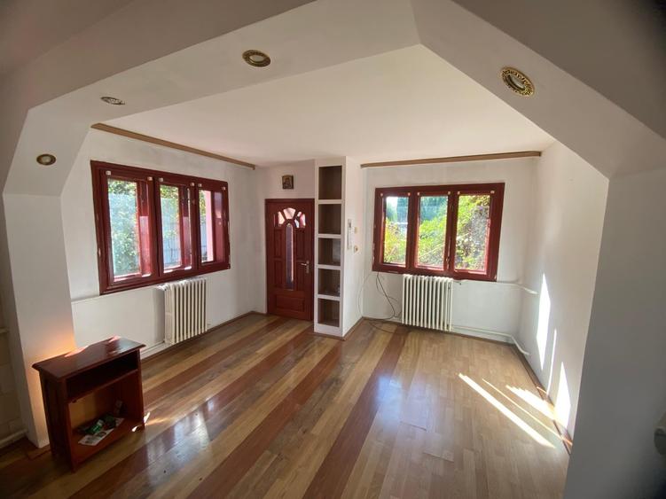 Casă individuală cu 8 camere cu Teren 1820 Mp în Vadu Moldovei
