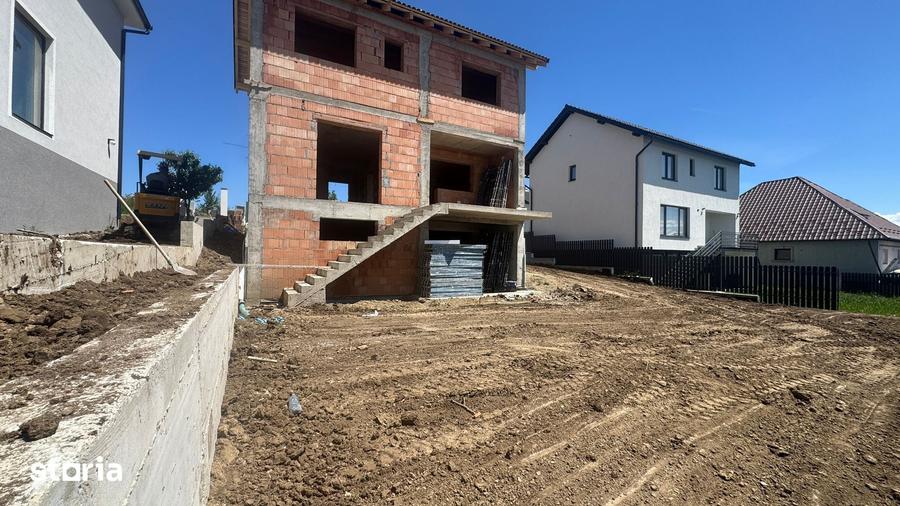 Casă cu 4 camere cu Teren 400 Mp în Șura Mare