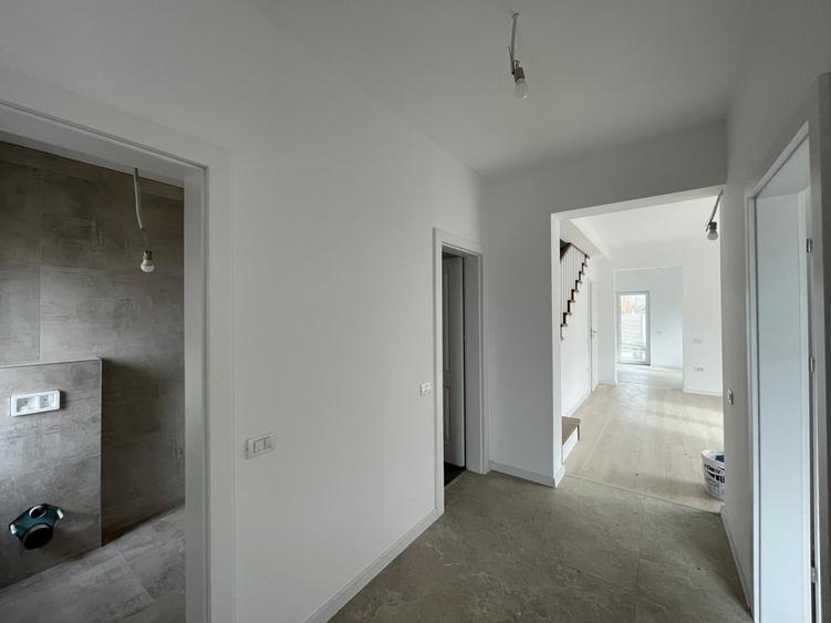 Duplex cu 5 camere cu Canalizare în Ghiroda