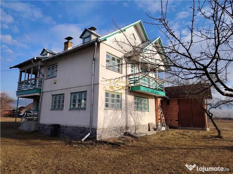 Casă cu 5 camere cu Teren 2000 Mp în Central