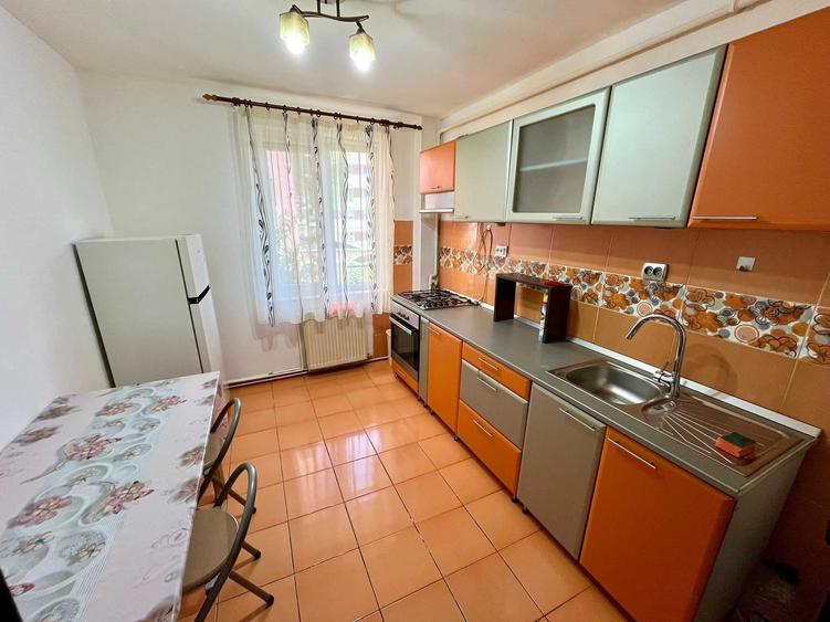 Apartament cu 3 camere decomandat în Cetate