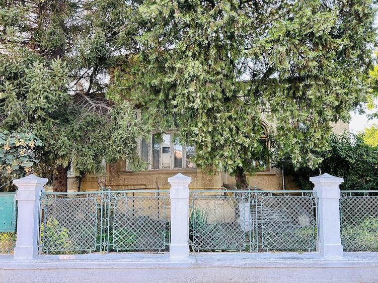 Casă cu 2 camere cu Teren 1500 Mp în Pod